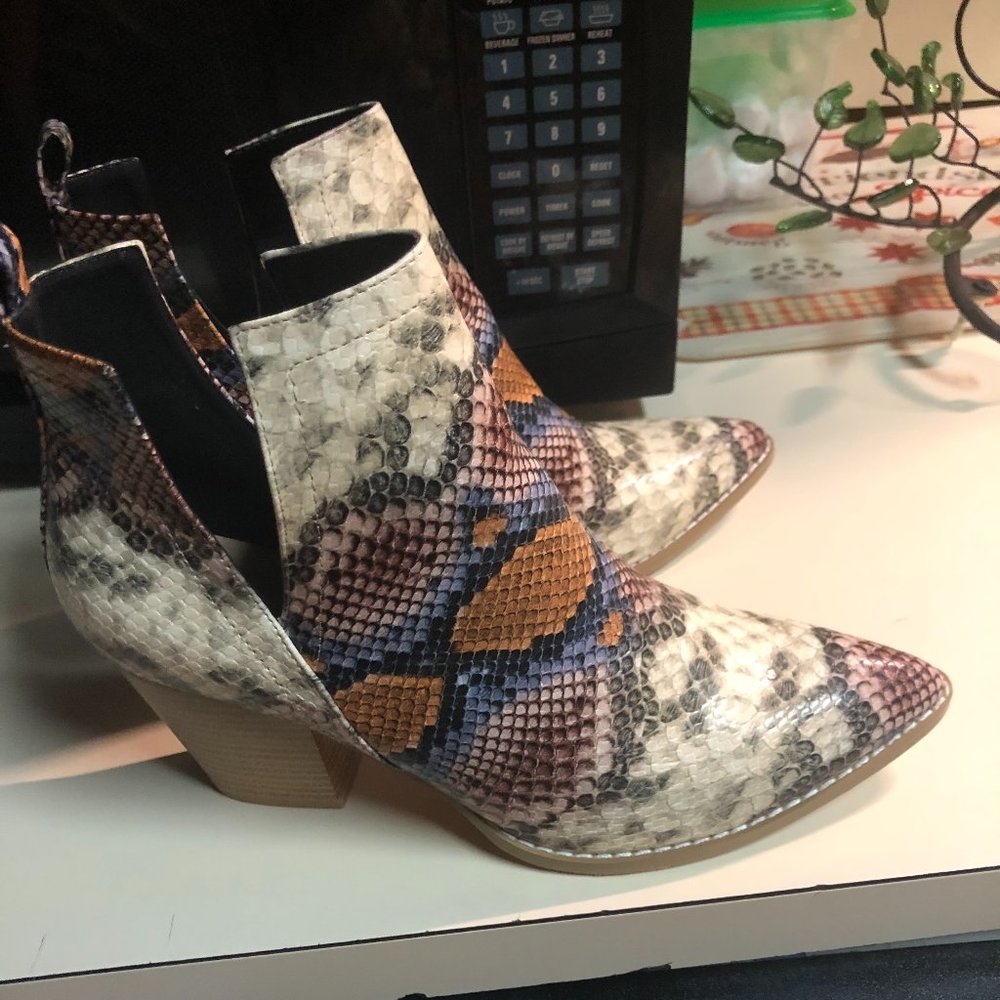V-Cut Snake Pattern Boots - Picture 7 of 7